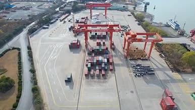 4k航拍南京长江货运码头视频的预览图